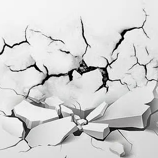 直击新疆乌什县7.1级地震瞬间：灯摇车抖树晃 民众披被楼下 避险