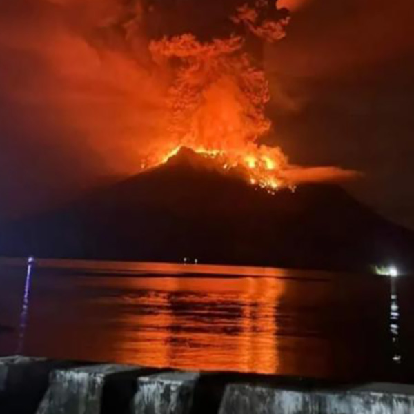 警戒级别提高！印尼鲁昂火山多次喷发 至少800人撤离