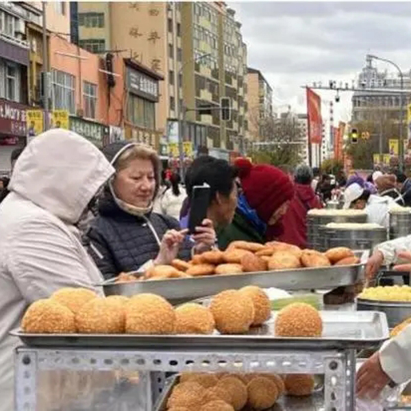 俄互免签后的黑河：俄罗斯人流行赶集吃包子，满街东北味俄语