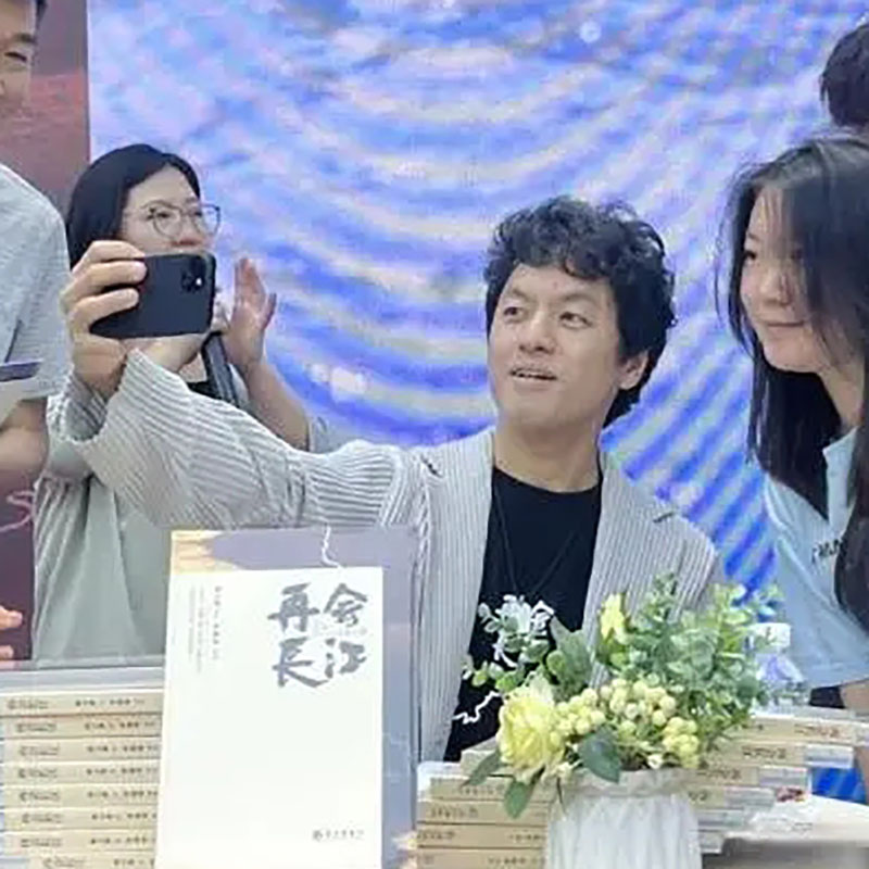 日本导演竹内亮所著《再会长江》在武汉首发