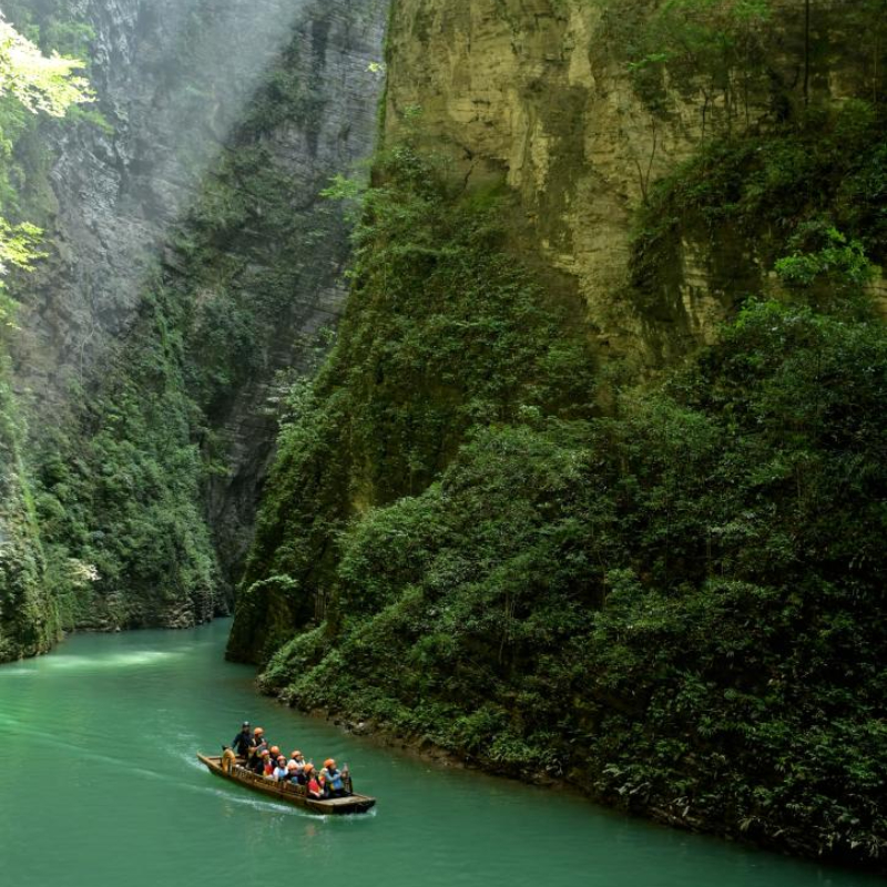 湖北鹤峰峡谷旅游人气旺，自然美景吸引游客如潮