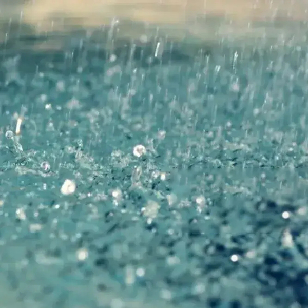 男人们在大雨中喝酒，笑谈人生，老板:风大雨大，伞根本就撑不住